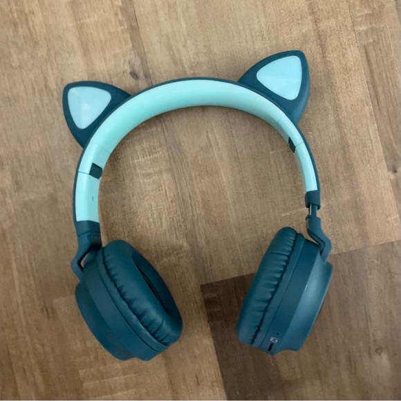 Bluetooth Earphones with Light-up Cat Ears - Blue - Picture 3 of 11
